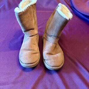 BooRoo Women’s Sherpa Lined Winter Boots Brown Faux Suede Buckle Boots Size 9